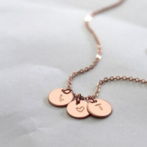 Collar con inicial de disco personalizado, collar con nombre, collar con inicial para niños, regalo para mamá primeriza, regalo para el día de la madre, idea de regalo significativa para mamá