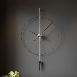 Große silberne Pendel-Wanduhr, modernes dunkles Innendekor, minimalistisches stilles Design