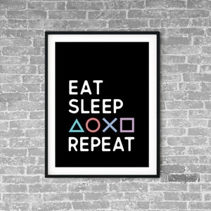 Könnte beinhalten: Schwarz-weiß gerahmter Druck mit dem Text "Eat Sleep  △○×□ Repeat" in Weiß auf schwarzem Hintergrund. Die Symbole sind in verschiedenen Farben: Blau, Rosa und Hellblau.
