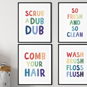 Może przedstawiać: Cztery oprawione wydruki z kolorowym tekstem. Wydruki przedstawiają frazy "Scrub a Dub Dub", "So Fresh and So Clean", "Comb Your Hair" i "Wash Brush Floss Flush".