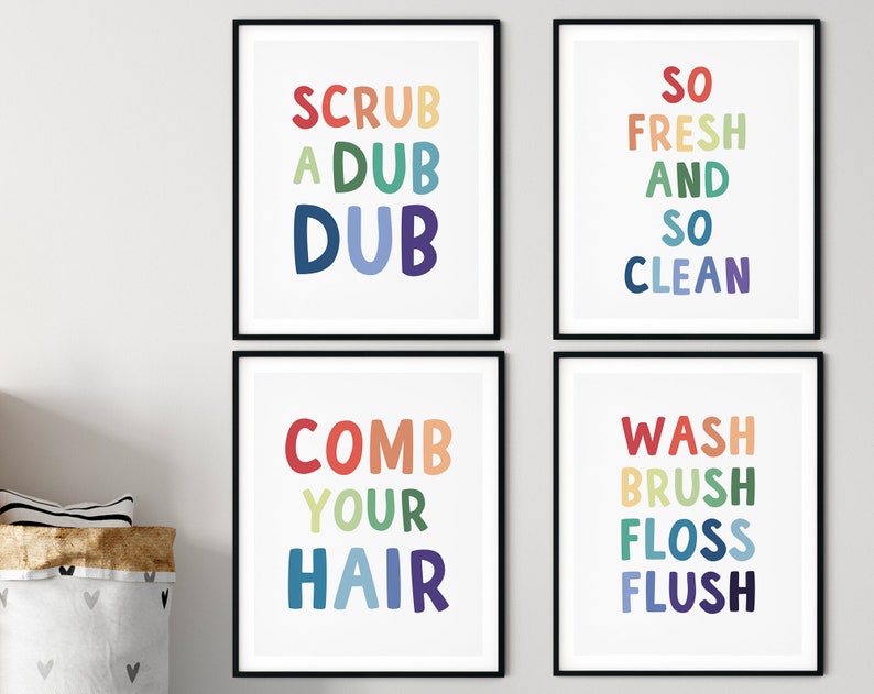 Może przedstawiać: Cztery oprawione wydruki z kolorowym tekstem. Wydruki przedstawiają frazy "Scrub a Dub Dub", "So Fresh and So Clean", "Comb Your Hair" i "Wash Brush Floss Flush".