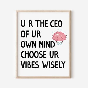 Op de afbeelding: Een ingelijste print met de tekst "U R THE CEO OF UR OWN MIND CHOOSE UR VIBES WISELY" in zwarte letters. Een cartoonbrein met een bril en armen staat in de rechterbovenhoek. Het brein is roze met blauwe accenten.