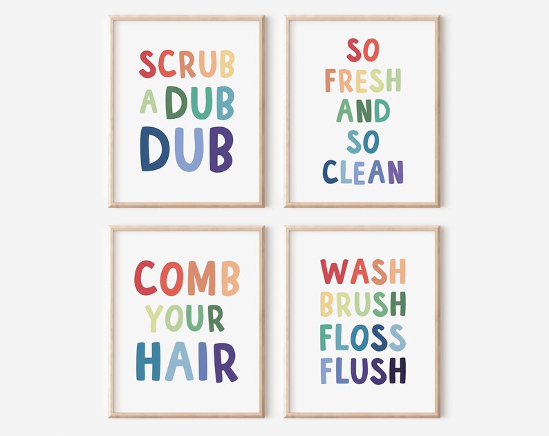Może przedstawiać: Cztery kolorowe, oprawione wydruki z tekstem o tematyce łazienkowej. Wydruki przedstawiają frazy "Scrub a Dub Dub", "So Fresh and So Clean", "Comb Your Hair" i "Wash Brush Floss Flush".