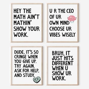 Könnte beinhalten: Vier gerahmte Kunstdrucke mit schwarzem Text auf weißem Hintergrund. Die Drucke zeigen motivierende Sätze wie "Hey the math ain't mathin' show your work" und "Ur the CEO of ur own mind choose ur vibes wisely."