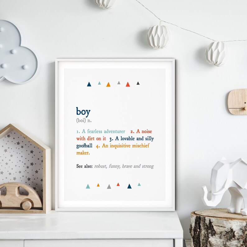 K&ouml;nnte beinhalten: Ein wei&szlig;er druckbarer Poster mit einem blauen und orangenen Farbschema. Der Poster definiert das Wort "Junge" mit einer Definition und Synonymen. Der Poster hat ein minimalistisches Design mit ein paar bunten Dreiecken oben und unten.