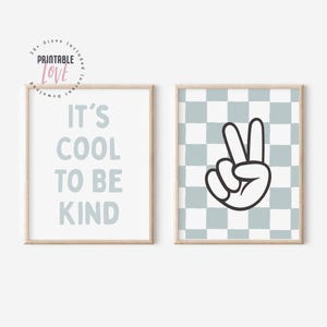 ギャラリー ウォール アート プリント可能 2 枚セット、ブルー It's Cool To Be Kind、ピース チェッカー、男の子の部屋の装飾、男の子の保育園アート、男の子の部屋の引用