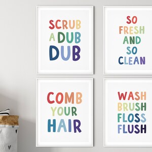 Może przedstawiać: Cztery kolorowe, oprawione wydruki z tekstem o tematyce łazienkowej. Wydruki przedstawiają frazy "Scrub a Dub Dub", "So Fresh and So Clean", "Comb Your Hair" i "Wash Brush Floss Flush".
