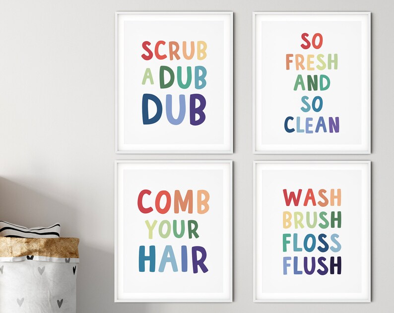 Może przedstawiać: Cztery kolorowe, oprawione wydruki z tekstem o tematyce łazienkowej. Wydruki przedstawiają frazy "Scrub a Dub Dub", "So Fresh and So Clean", "Comb Your Hair" i "Wash Brush Floss Flush".