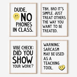 Könnte beinhalten: Vier gerahmte Drucke mit schwarzem Text auf weißem Hintergrund. Die Drucke zeigen humorvolle Sprüche, darunter "DUDE, NO PHONES IN CLASS" und "WARNING: SARCASM MAY BE USED AS A TEACHING TOOL."