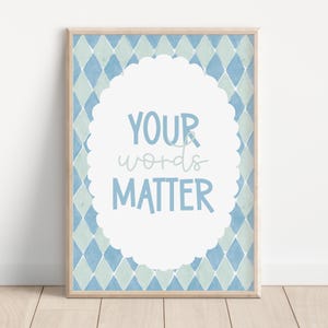 Op de afbeelding: Een ingelijste print met een licht houten frame. De achtergrond heeft een blauw en lichtblauw ruitpatroon. Het midden heeft een witte ovaal met de woorden "YOUR words MATTER" in blauw en lichtblauw.
