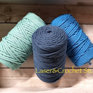 Op de afbeelding: Drie spoelen katoenen touw in een houten doos. De spoelen zijn teal, donkerblauw en lichtblauw. De tekst "Laser & Crochet Store" is zichtbaar in de rechterbenedenhoek van de afbeelding.