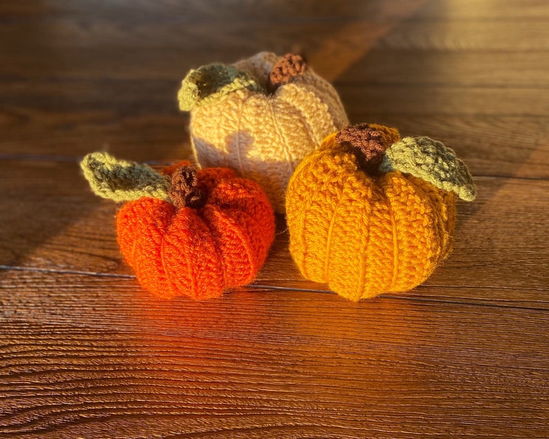 Conjunto de 3 calabazas de ganchillo hechas a mano, otoño, Halloween, decoración, Acción de Gracias, decoración de otoño, decoración de calabaza imagen 4