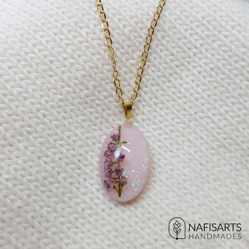 an amazing gift for natural lovers floral resin necklace with natural Heathers flowers and golden steel supplies