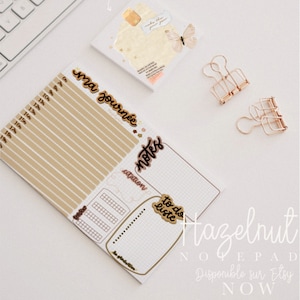 Peut inclure: Un bloc-notes beige et brun avec un motif quadrillé et une section liste de choses à faire. Le bloc-notes a des autocollants avec les mots "ma journée", "notes", "citation" et "to do liste".