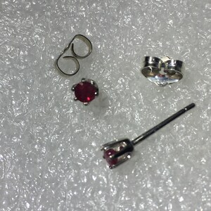 Ruby stud earrings bild 3