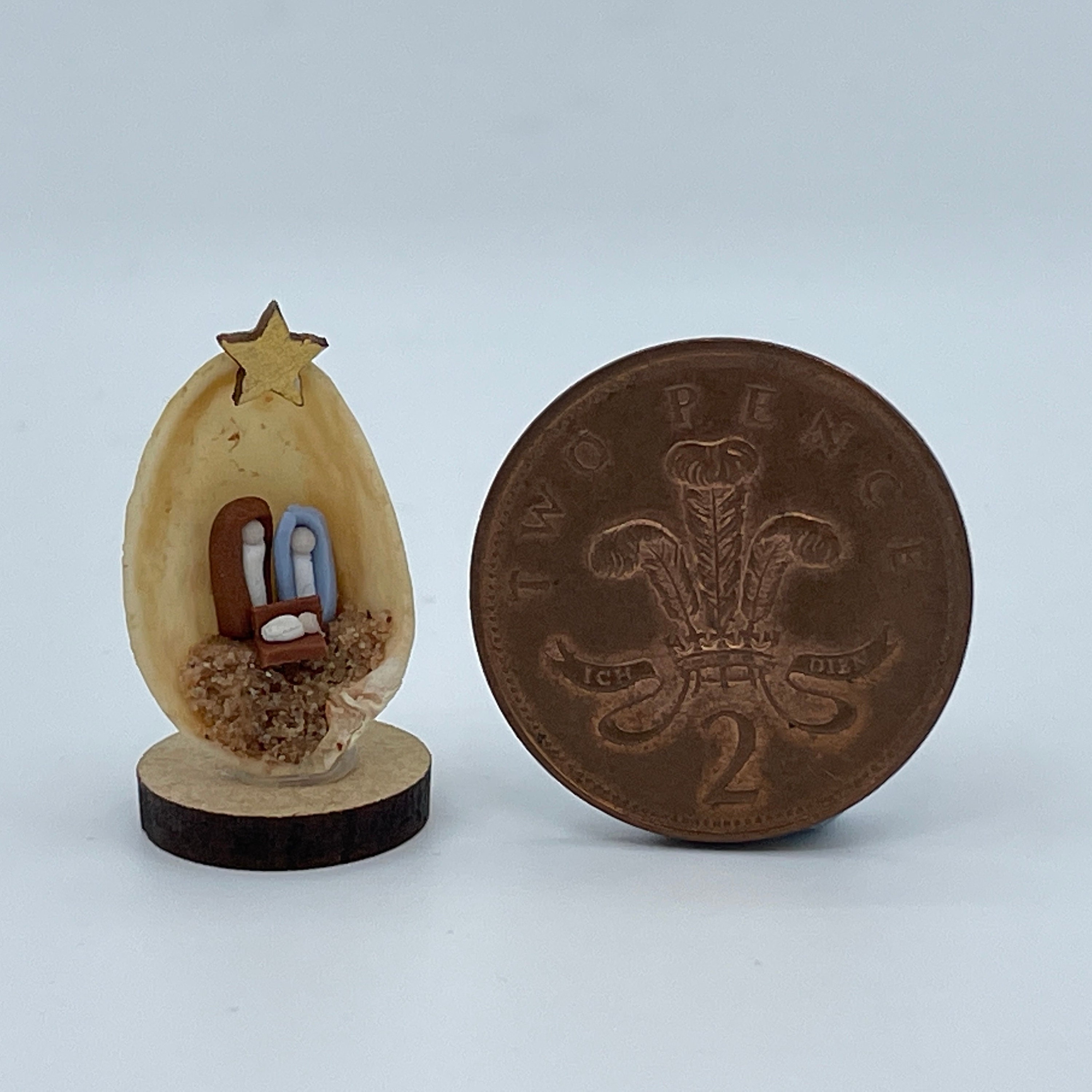 In a Nutshell クリスマス ピーナッツ型 置き物 Nativity In A Nutshell - handmade Pistachio Shell miniature