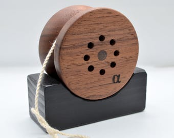 Handgjord träjojo: Walnut Alpha vintage-leksak med valnötsaxel