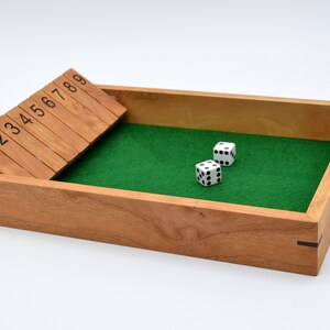 Stäng lådan, handgjort tärningsspel, klassiskt pubspel, vintage bild 4