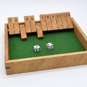 Stäng lådan, handgjort tärningsspel, klassiskt pubspel, vintage bild 7
