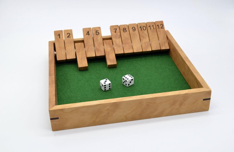 Stäng lådan, handgjort tärningsspel, klassiskt pubspel, vintage bild 7