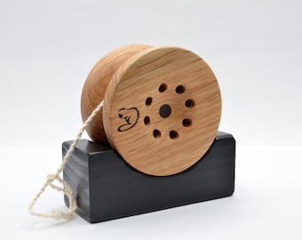Ioiô de madeira artesanal: o Oak Beaver, um brinquedo em estilo vintage com eixo de nogueira.