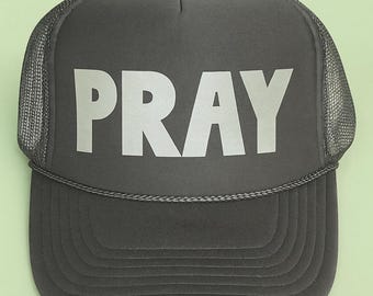 Gorra de camionero PRAY / Gorra de camionero cristiana de espuma / Gorra con temática religiosa / Gorra minimalista de oración / Gorra de calle religiosa / Gorra unisex con parte trasera de malla