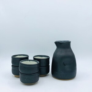 Ensemble de 7 bouteilles et de tasses à saké en céramique noire mate de style japonais, fabriqués sur commande par Amy Schnitzer
