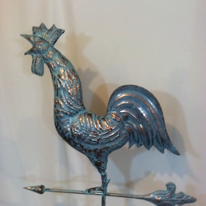 Veleta de gallo que canta tridimensional extragrande hecha a mano con pátina de cobre