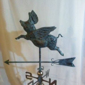 Veleta de cerdo volador tridimensional grande hecha a mano con acabado de pátina de cobre