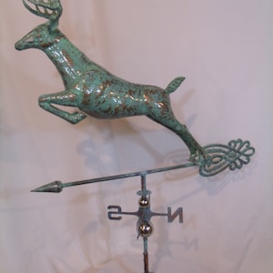 ENORME Veleta de ciervo saltando tridimensional hecha a mano con acabado de pátina de cobre