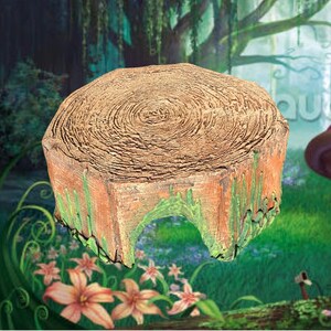 Op de afbeelding: Een decoratieve, kunstmatige boomstronk met een getextureerde, lichtbruine bovenkant en roodbruine zijkanten. De stronk heeft een kleine boogvormige opening en groene accenten, geschikt voor een terrarium of een sprookjestuin.