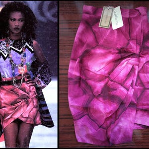 Op de afbeelding: Afbeelding in twee delen: model en rok. De rok is felroze met een wervelend, abstract patroon. Het model draagt een bijpassende top en accessoires, wat een gedurfde stijl laat zien.
