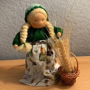 Kornkind Rye - Girl with Basket - Farmer&#39;s Wife - Seasonal Table - 17 cm