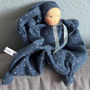 Prima bambola realizzata con materiali naturali - stile Waldorf - 25 cm - Neonato - Sonaglio - Nuovi colori - Fatta a mano Blu