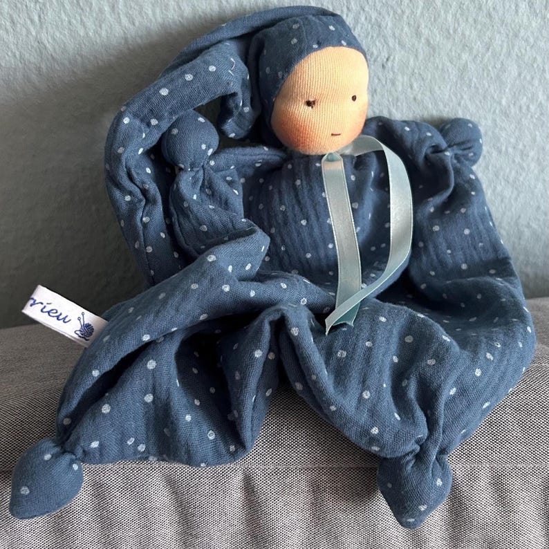 Prima bambola realizzata con materiali naturali - stile Waldorf - 25 cm - Neonato - Sonaglio - Nuovi colori - Fatta a mano Blu