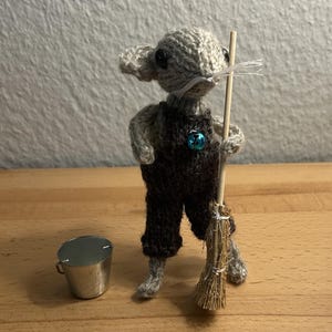 ガーデンマウス - ほうきとバケツを持った編み物のマウス - 手作り - 季節のテーブル用 - 14 cm