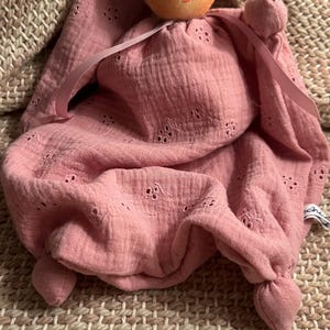 Prima bambola realizzata con materiali naturali - stile Waldorf - 25 cm - Neonato - Sonaglio - Nuovi colori - Fatta a mano Zartrosa