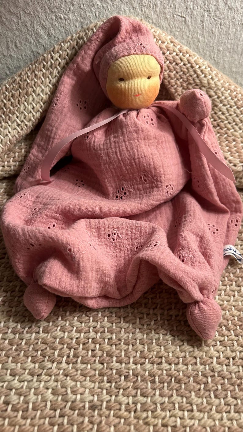 Prima bambola realizzata con materiali naturali - stile Waldorf - 25 cm - Neonato - Sonaglio - Nuovi colori - Fatta a mano Zartrosa