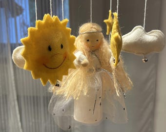 Giostrina - Angelo - Stile Waldorf - Fatta a mano - Feltro di lana - 30 cm - Giostrina per culla - Pezzo unico