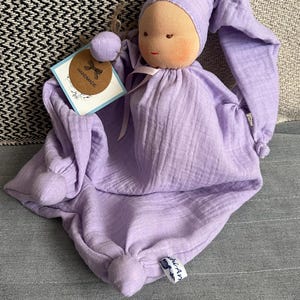 Prima bambola realizzata con materiali naturali - stile Waldorf - 25 cm - Neonato - Sonaglio - Nuovi colori - Fatta a mano Viola