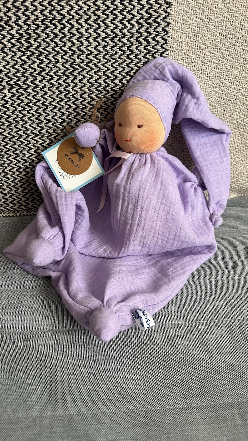 Prima bambola realizzata con materiali naturali - stile Waldorf - 25 cm - Neonato - Sonaglio - Nuovi colori - Fatta a mano Viola