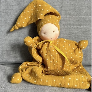 Prima bambola realizzata con materiali naturali - stile Waldorf - 25 cm - Neonato - Sonaglio - Nuovi colori - Fatta a mano Giallo