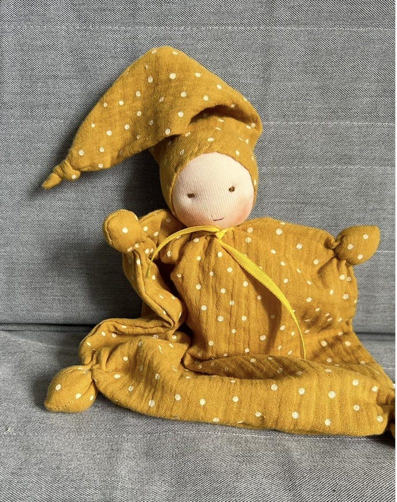 Prima bambola realizzata con materiali naturali - stile Waldorf - 25 cm - Neonato - Sonaglio - Nuovi colori - Fatta a mano Giallo