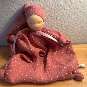 Prima bambola realizzata con materiali naturali - stile Waldorf - 25 cm - Neonato - Sonaglio - Nuovi colori - Fatta a mano Rosa
