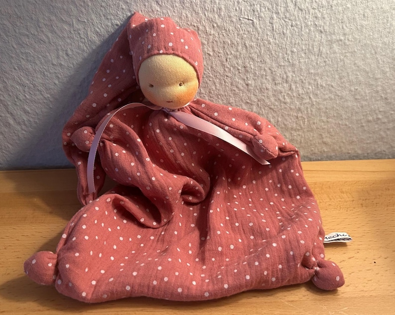 Prima bambola realizzata con materiali naturali - stile Waldorf - 25 cm - Neonato - Sonaglio - Nuovi colori - Fatta a mano Rosa