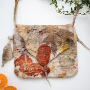 Handgefertigte Wolle Umhängetasche, Pflanzlich gefärbte, weiche Handtasche, Boho Tasche, Blumendruck Umhängetasche mit zwei Fächern, einzigartiges Geschenk