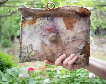 Boho-Geldbörse, handgemachte Woll-Clutch-Tasche, pflanzengefärbte Schminktasche, künstlerisches kleines Portemonnaie, Handtasche mit botanischem Druck, nachhaltiges Geschenk für Sie