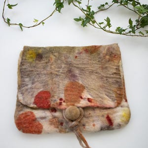 Monedero de fieltro con dos bolsillos, bolso de lana teñido naturalmente, cartera pequeña teñida con plantas, billetera de lana de fieltro hecha a mano, regalo artístico único