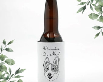 Peut inclure: Porte-boisson isotherme blanc avec une illustration en noir et blanc d'un chien avec le texte "Drinks on Me!" et "Bernie" sous l'image.