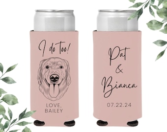 Peut inclure: Deux glacières roses pour canettes. Une glacière présente une illustration en noir et blanc d'un chien avec le texte "I do too! Love, Bailey". L'autre glacière porte le texte "Pat & Bianca 07.22.24".